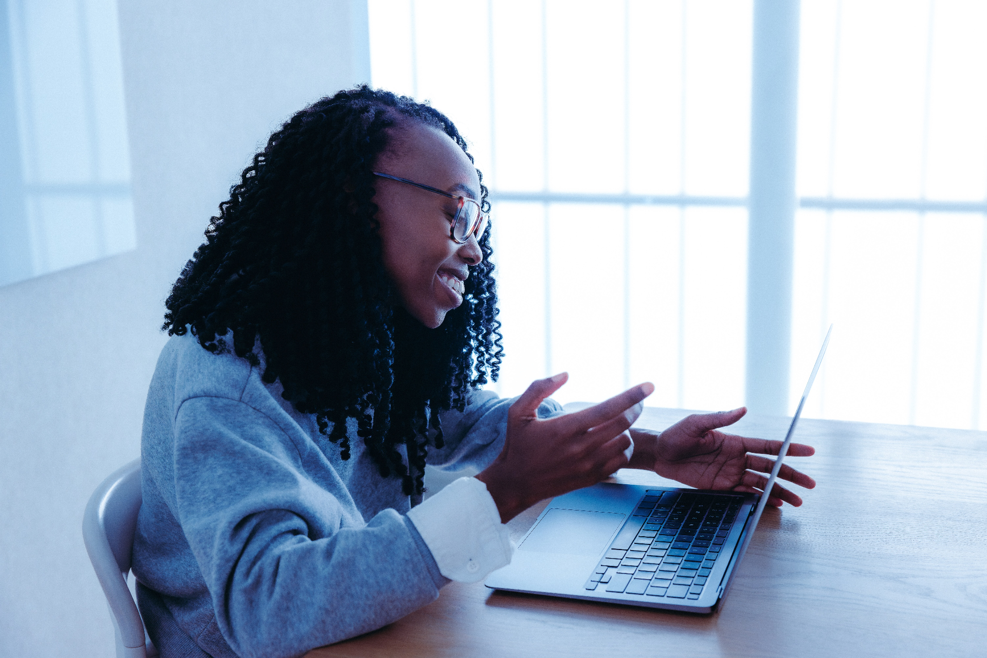 Colaboradora em uma sessão de terapia online pela Aora